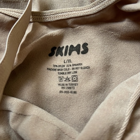 SKIMS
Sculpting Seamless Mid-Thigh Bodysuit - Picture 8 of 9